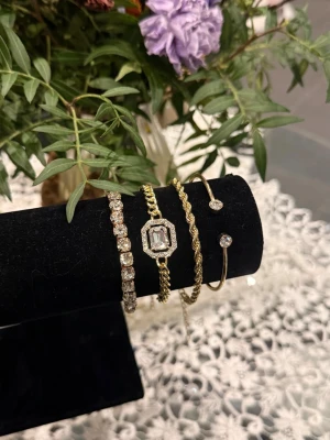 Guld Armband - Helt ny aldrig använd. Rostfritt stål. Justerbar.