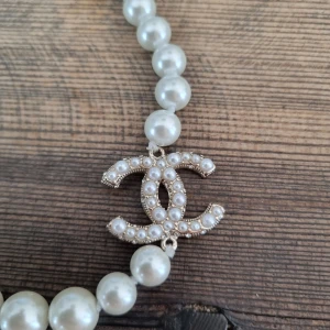 Reworked treasure Chanel halsband -  Reworked treasure chanel halsband som är ganska kort runt halsen. Helt nytt!. Sista bilden är lånad men är likadant från RT för att visa längden.