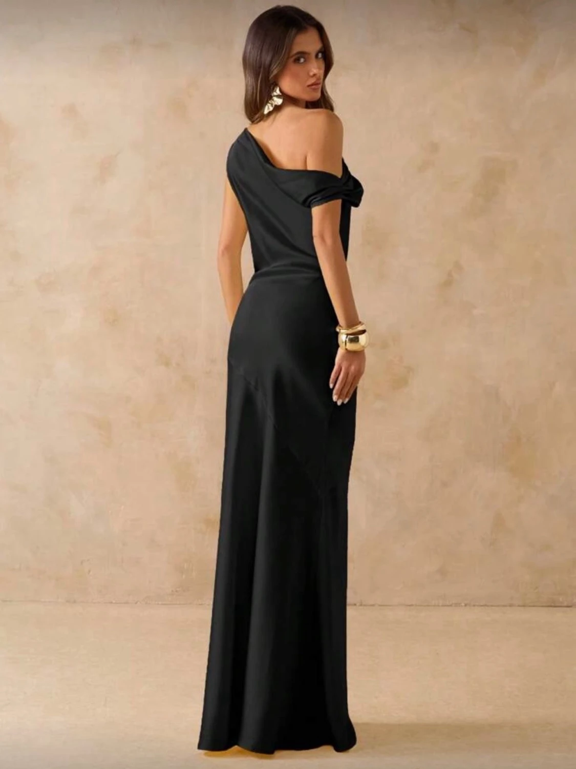 Svart långklänning one shoulder - 1