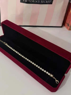 Guld Armband - Helt ny aldrig använd. Rostfritt stål. Justerbar.