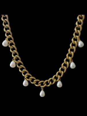 Guldpläterat  9 mm bred halsband med droppformade pärlor - Elegant halsband i guldpläterat rostfritt stål – finns även i silverfärgad variant. Matchande örhängen finns i en separat annons.  Smycket är 9 mm brett och har en justerbar längd mellan 38–43 cm, vilket gör att det passar perfekt oavsett stil och tillfälle.. De nickelfria och handgjorda