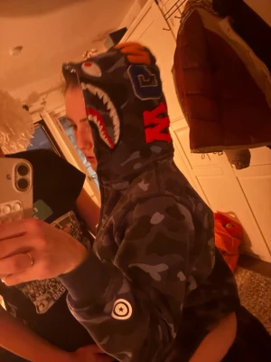 ÄKTA BAPE HOODIE - Har haft den ett tag men inte använt. Den går att dra upp hela vägen över ansiktet. Prisförändring är jag öppet för 