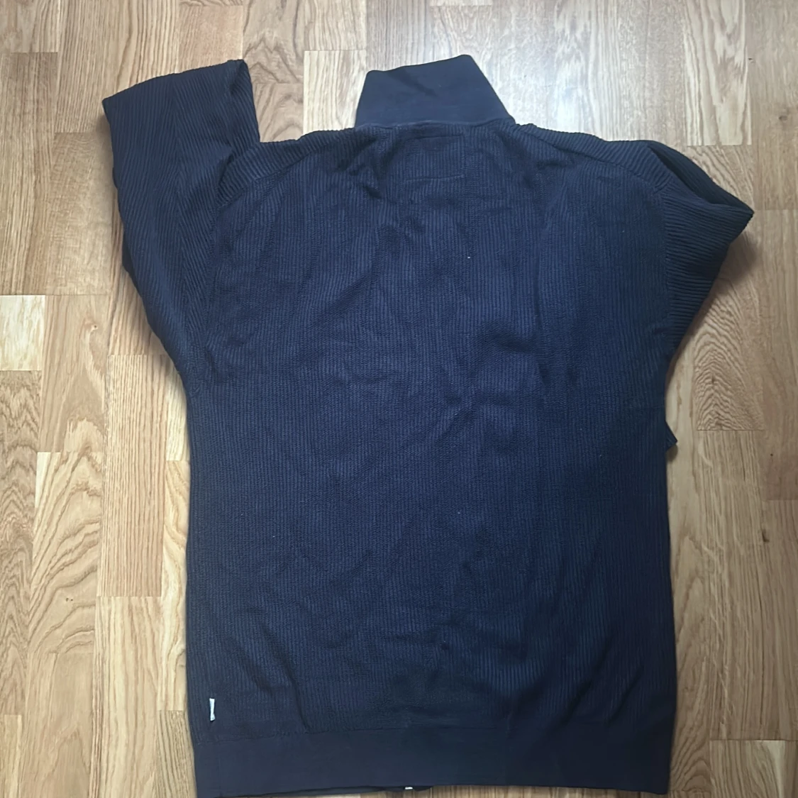 Mörkblå ziptröja med hög krage - 2