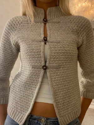 Trekvartsärmad kofta med knappar - Snygg grå kofta med tre knappar framtill!   Skickar snabbt!