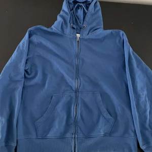 Blå kofta  - Hej säljer min kofta har använt den ett tag  Den e på braskick. Det står att den är storlek xl men de är fel för ett den passar L och M 