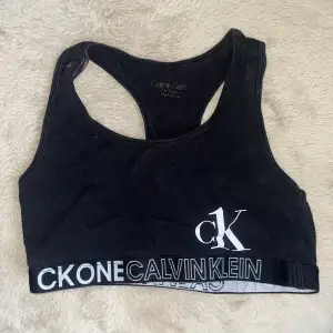 Calvin klein topp, lite missfärgad av färgning vid höger axel. 