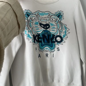 En kenzo tröja som har krympt lite i tvätten💙 - Storlek m, den har en genomskinlig fläck som inte syns, men jätte fin men tyvärr för liten! Kostar endast 1500 från mig den är dyr att köpa som ny
