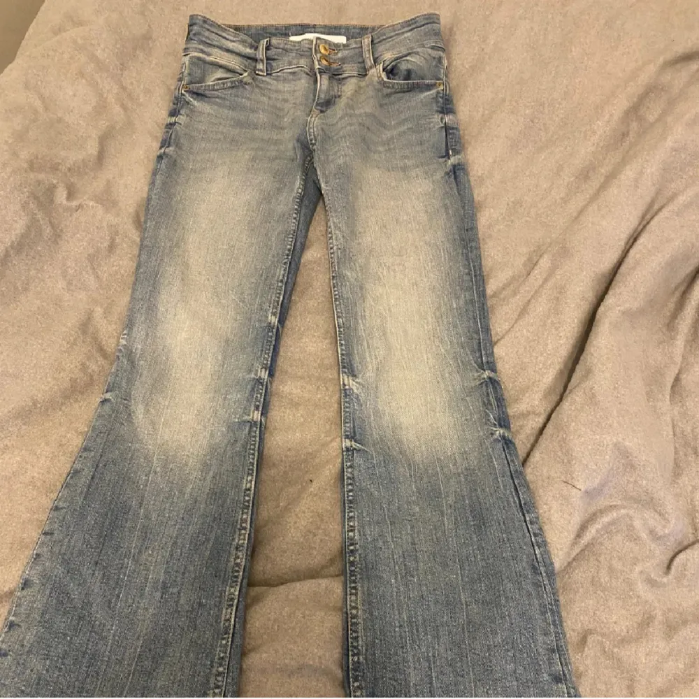 Säljer ett par lågmidjade jeans från Bershka, köpta här på plick men de kommer inte till användning. Knappt använda 💗. Jeans & Byxor.