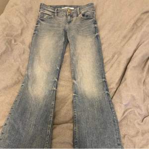 Säljer ett par lågmidjade jeans från Bershka, köpta här på plick men de kommer inte till användning. Knappt använda 💗