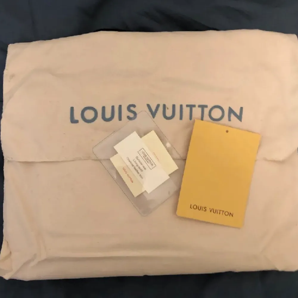 En Louis Vuitton väska, vet inte om den är äkta eller inte. Bytte den emot ett par Nike air force skor här på plick men har inte kommit mycke till användning. Den är fortfarande fräsch och har kvar dustbag och äkthetsbevis! Fler bilder, frågor skriv!. Väskor.