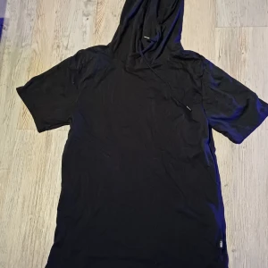 Svart hoddie  - Kortärmad svart hoddie  Aldrig använt 