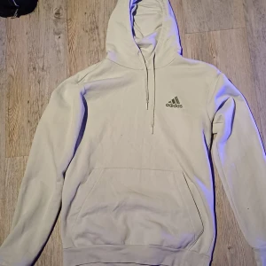 Adidas hoddie  - Ljusgrön/turkos Adidas hoddie  Knappt andvänd  Nypris: 399kr