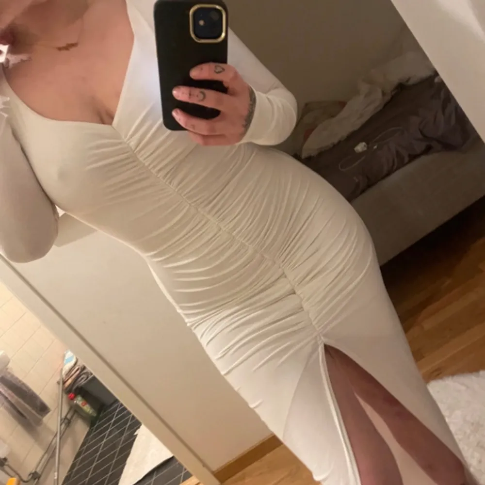 Jättefin vit klänning från Rebecca Stella med resår både baktill och framtill. Klänningen är kortare framtill och blir längre på sidorna och baktill. Pris 699:-. Klänningar.