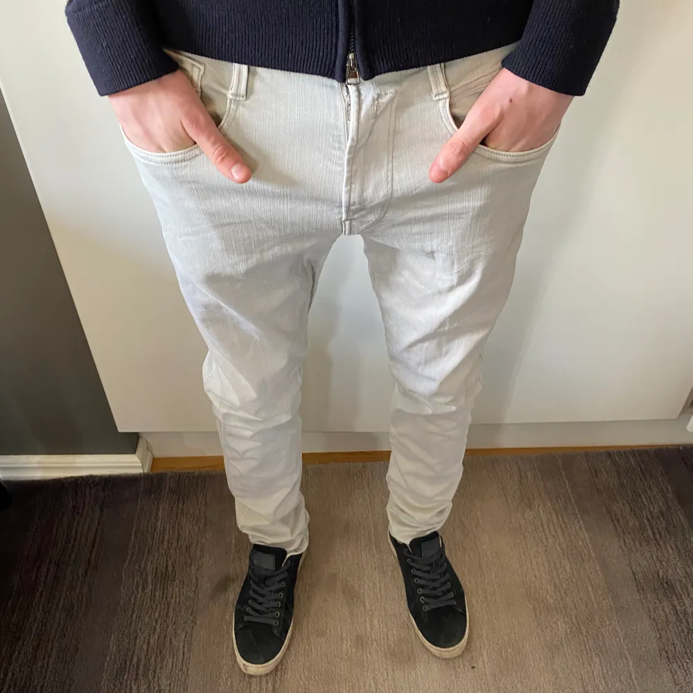 Säljer nu dessa extremt fräscha Replay Anbass Hyperflex jeans i nyskick. Jeansen är i den feta färgen ljusgrå. Modellen är 183 cm och väger ca 65 kg. Jeansen passar även folk som är större. Hör av er vid frågor eller funderingar.. Jeans & Byxor.