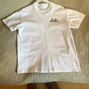 Polar Skate Co T-Shirt - Riktigt fet T-shirt från Polar Skate Co! Har ett pyttelitet hål på ryggen och två små prickar på framsidan, men ingen av de syns tydligt! Var inte edda att höra av er för fler bilder eller frågor!