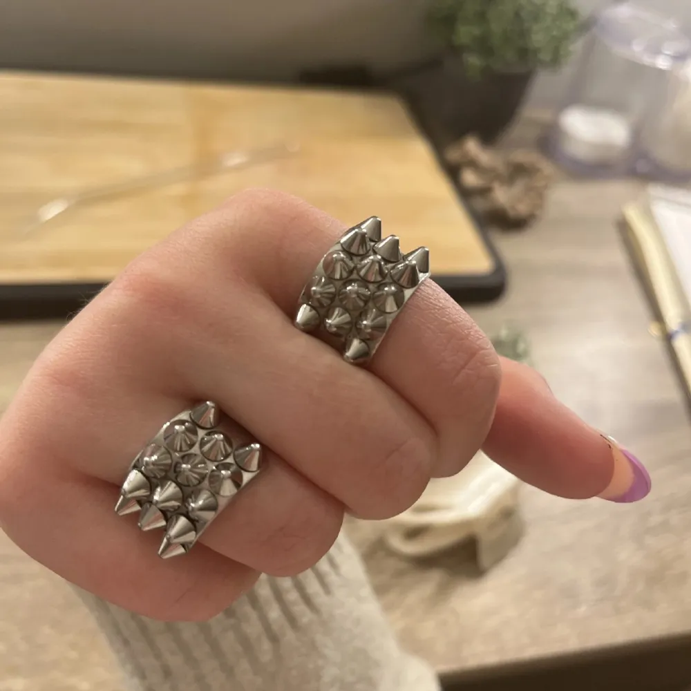 Säljer min Edblad ring i silver för att jag ej andvänder längre, inga märken eller defekter alls🩷 Det är ringen på ringfingret (jag har ganska tjocka fingrar) Men är man osäker på storleken så gå inte på Edblads hemsida så får ni bättre översikt.. Accessoarer.