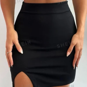 Tights mini kjol med slits - Svart kort kjol med slits på sidan samt dragkedja baktill. Storlek S. Superfin och helt oanvänd, nyskick💗 Nypris: 119kr