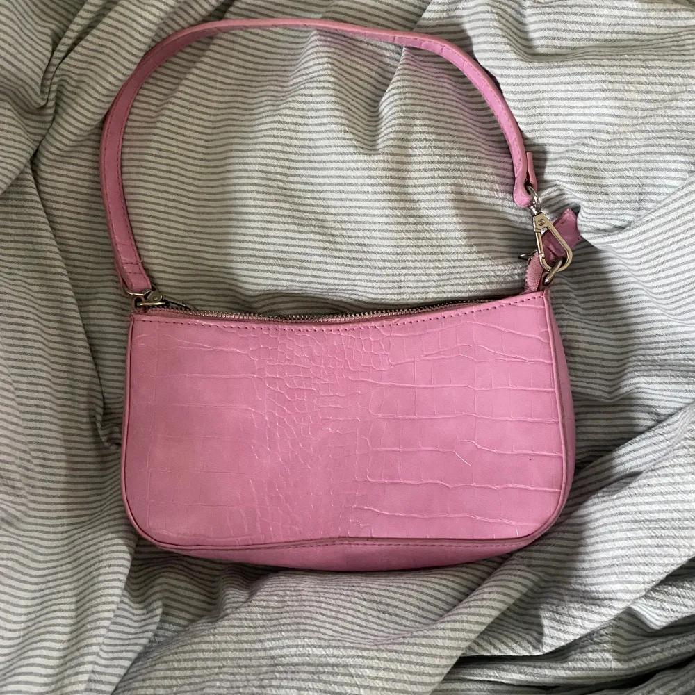 En jätte gullig handväska i en fin rosa färg💗💗 säljer den då den tyvärr inte kommer till användning💗💗. Väskor.