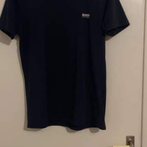 Hugo boss t shirt som är 10/10 och är edition Hugo boss och säljs gör billigt 