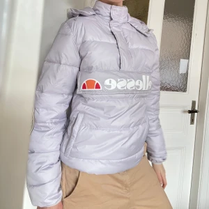 puffer jacket från Ellesse - Supersnygg ljuslila pufferjacka från Ellesse i storlek 38 💜Knappt använd! Dragkedja på sidan så dras den på som en hoodie 😇