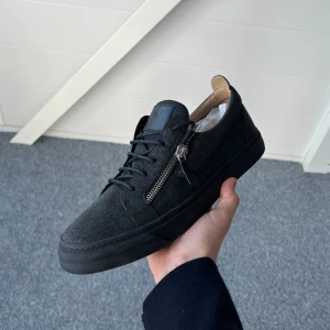 Giuseppe Zanotti skor!  - Giuseppe Zanottio skor i Grymt skick!🤩 Endast använda två gånger, allt og finns🌟 Även kvitto i form av orderbekräftelse✅ Nypris ligger runt 4000+ Har du frågor kontakta gärna☀️