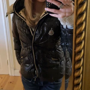 Moncler jacka - Säljer nu min moncler jacka! Självklart äkta och är köpt från vestiare collective. Skriv privat för mer bilder eller frågor!
