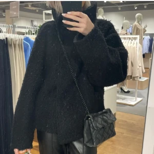 Teddy kappa  - Lånade bilder!! Säljer denna fina kappa som är köpt här på Plick men säljer den pågrund av att jag köpte fler jackor💕 pris går att diskuteras