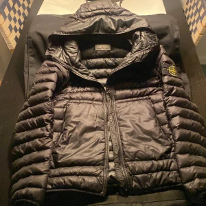 Äkta Stone Island jacka - Skitsnygg Stone island jacka i M som säljs då jag inte använder den längre. Den är i bra skick. Tecken på användning finns men inga hål eller andra stora defekter. Allt från original köp finns. Ingår även förvaringspåse och galge.