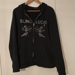 Blinglucid tröja - Används inte längre så säljer den nu, väldigt bra skick 9/10. Bara höra av sig för fler bilder eller frågor 