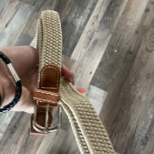 Beiget flätat bälte från temu - Jag beställde hem denhär från temu men råka beställa fel färg så jag säljer den nu för samma pris. Helt oanvänd, 10/10 skick