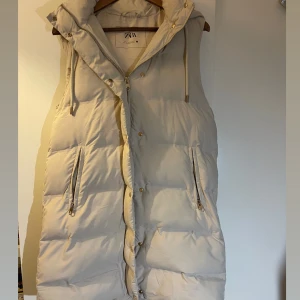 Zara väst  - Säljer ytterligare en zara väst fast i en ljusare beige färg. Storlek s och i rätt så fint skick. Nypris är 559 och jag säljer för 250kr