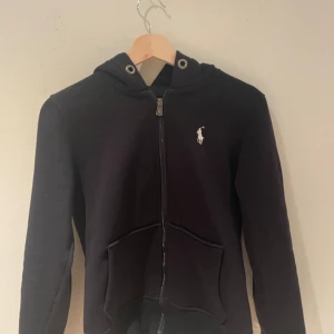 Ralp lauren hoodie - Säljer dena feta Ralp lauren hoodie då den är för liten. 10/10 skick Inga märken eller skador! Pris kan diskuteras vid snabb!