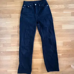 Svarta jeans från Weekday i modellen ”Rowe”. Använda en del men i fint skick! Storlek W27 L32. 