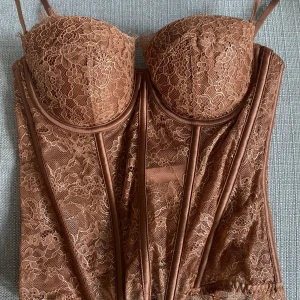 Victoria Secret korsett - Guld/brun korsett topp från Victoria Secret. Helt ny, oanvänd - lappen är dessutom kvar. Storlek S och skulle säga att den passar mellan:  65-75, C-E kupa Köpt för 1300kr