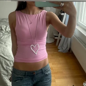 Rosa linne  - Ett jätte gulligt rosa linne från only, som även går att använda bakifram (kolla bilderna)