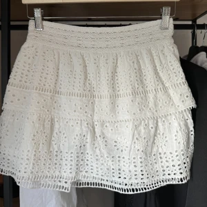 Vit kjol - Säljer denna vita kjolen från ZARAs barnavdelning i storlek 164. Den är stor i storleken!! 