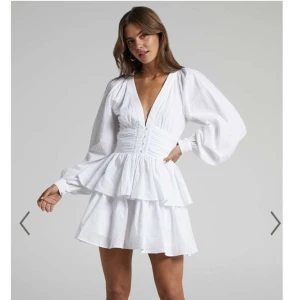 Studentklänning  - Storlek 36, helt ny med prislapp kvar, säljer endast då den är för liten!