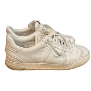 Valentino flycrew - Riktigt schyssta Valentino flycrews i storlek 40 men sitter bra på mig som vanligtvis kör 42. Säljes då dom var en aning för hårda för min smak. Skorna är äkta och kvitto finns på Mail dustbag ingår också, tveka inte på att höra av dig vid frågor✨