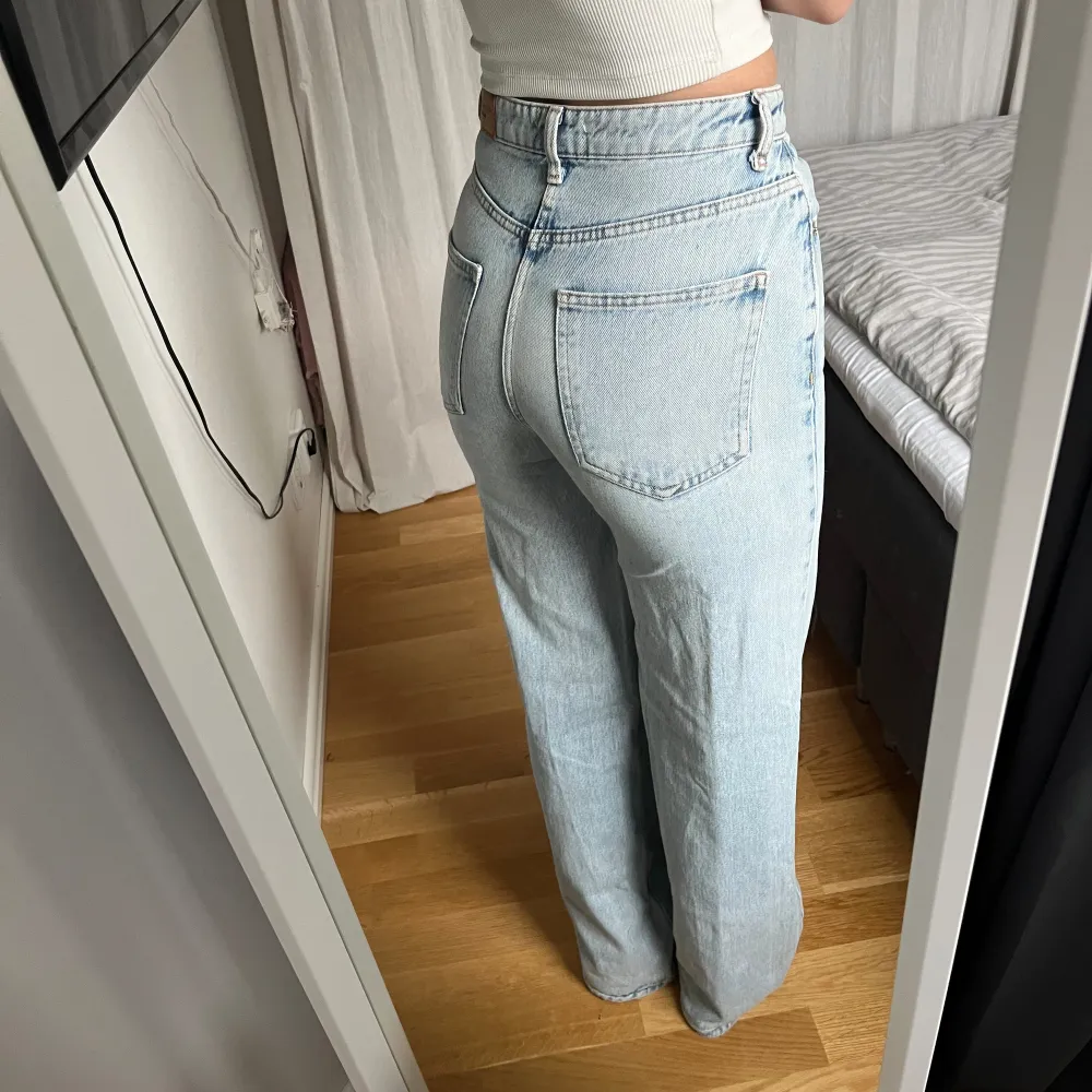Ljusa högmidjade jeans från Gina tricot som tyvärr blivit för små för mig. Lite slitna lägst ner på ena benet (se bild) eftersom de är ganska långa. Annars härligt fint skick🥰. Jeans & Byxor.