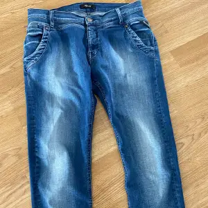 Tjena! Säljer ett par slim fit replay jeans i storlek 29/32. Dom är i bra skick, inge skador eller annat! Bara höra av sig vid frågor!