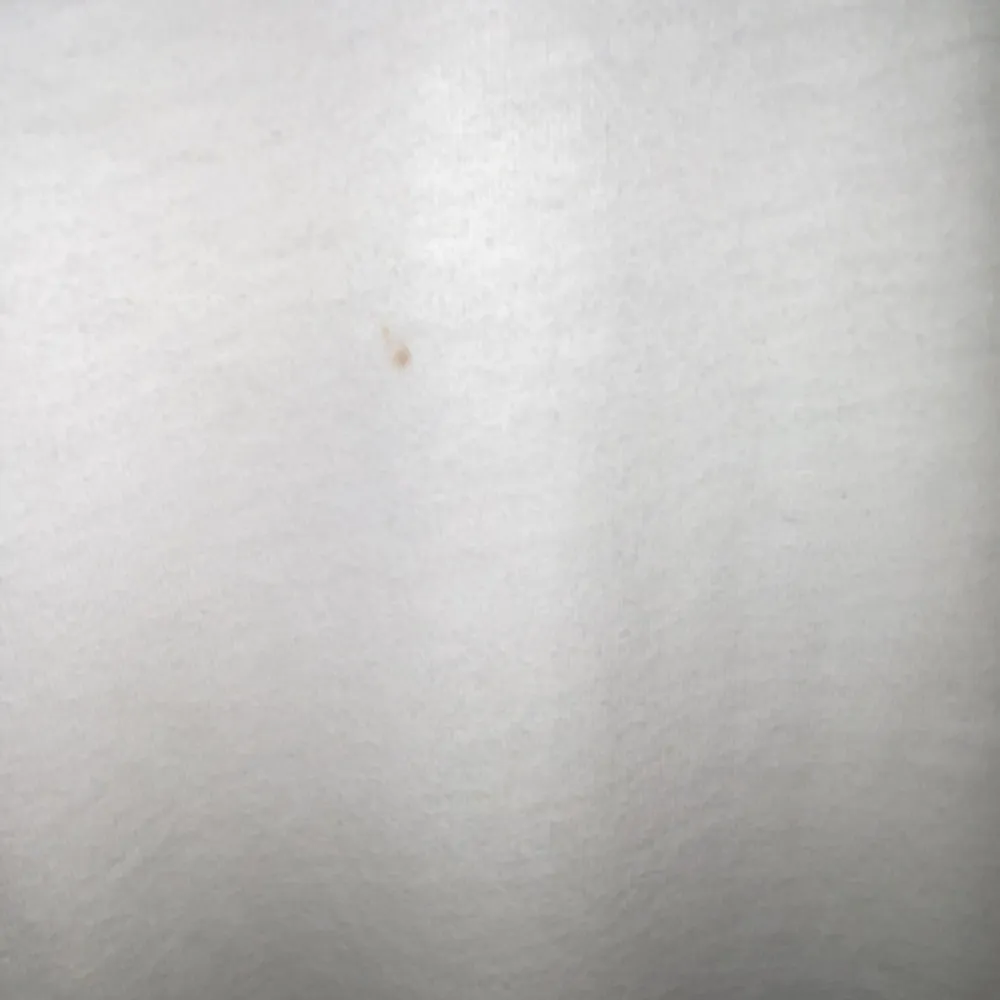 Vit Ralph Lauren tisha i strl M, endast en liten prick som ända deffekt på tishan (se bild)  . T-shirts.