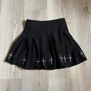 Supersnygg kjol! 🖤 inbyggda shorts! skulle haft kvar men den är lite för tajt för mig 🥲 den är second hand men jag använde den bara en gång för en video 🩷