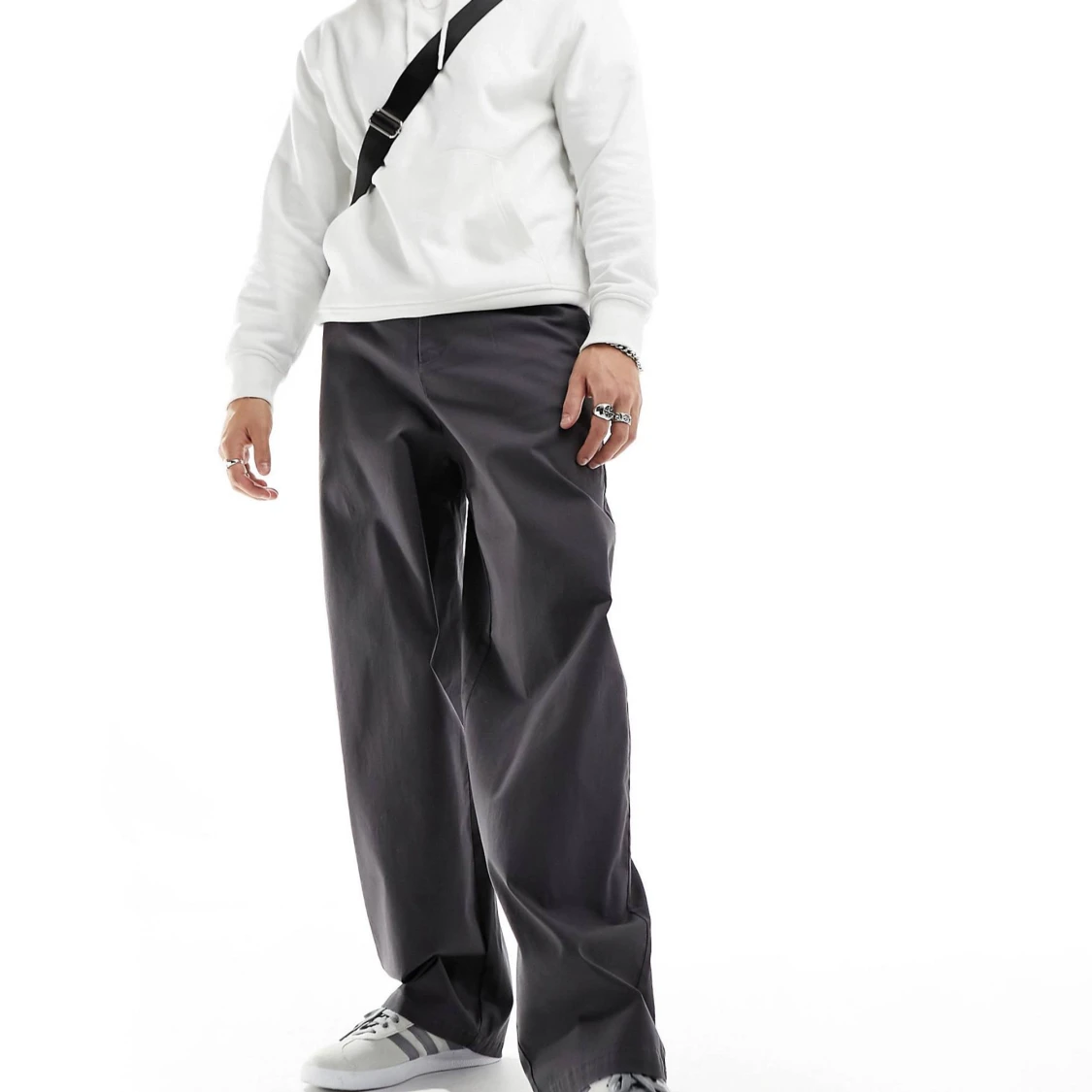 Grå chinos med ledig passform