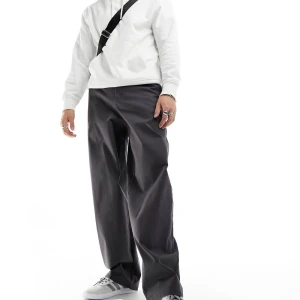 Grå chinos med ledig passform - Nyskick!  Gråa chinos från ASOS med ledig passform, aldrig använda.  Storlek: W32 L32