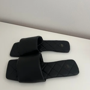 Svarta slip-ins - Svarta slip-ins perfekt till sommaren!