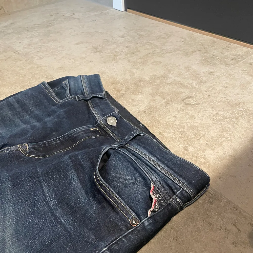 168 cm långa  Ny skick  Slim fit jeans  Finaste modellen av replay. Jeans & Byxor.