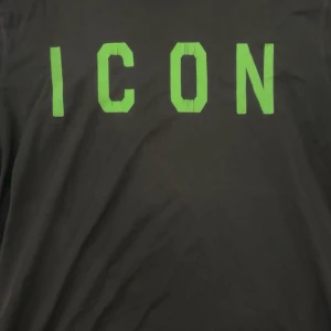 icon t-shirt - Bokstäverna är slitna men annars är tröjan i bra skick.