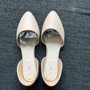 Ballerina skor från Nelly - BEIGE färg. Slutsåld på hemsidan. Storlek 39.