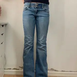 Lågmidjade bootcut jeans från Gina Young. Jeansen har knappar på fickorna där bak💗(helt slutsålda online)Köparen står för frakten 