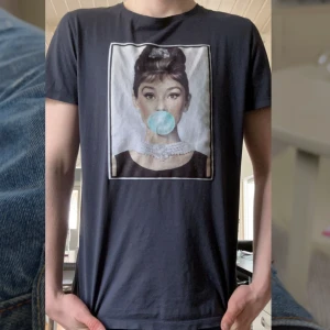 Limitato t shirt - Skit snygg limitato t shirt.  skick 5/5. nypris 1300kr mitt pris 449kr